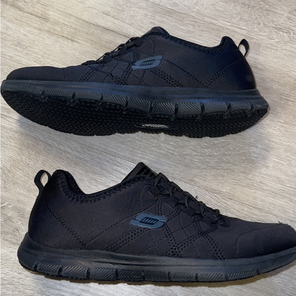 Skechers women’s black serve safe slip resistant sneakers size 6.5